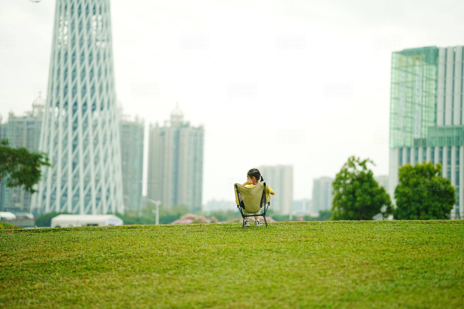 城市绿洲的宁静时光图片