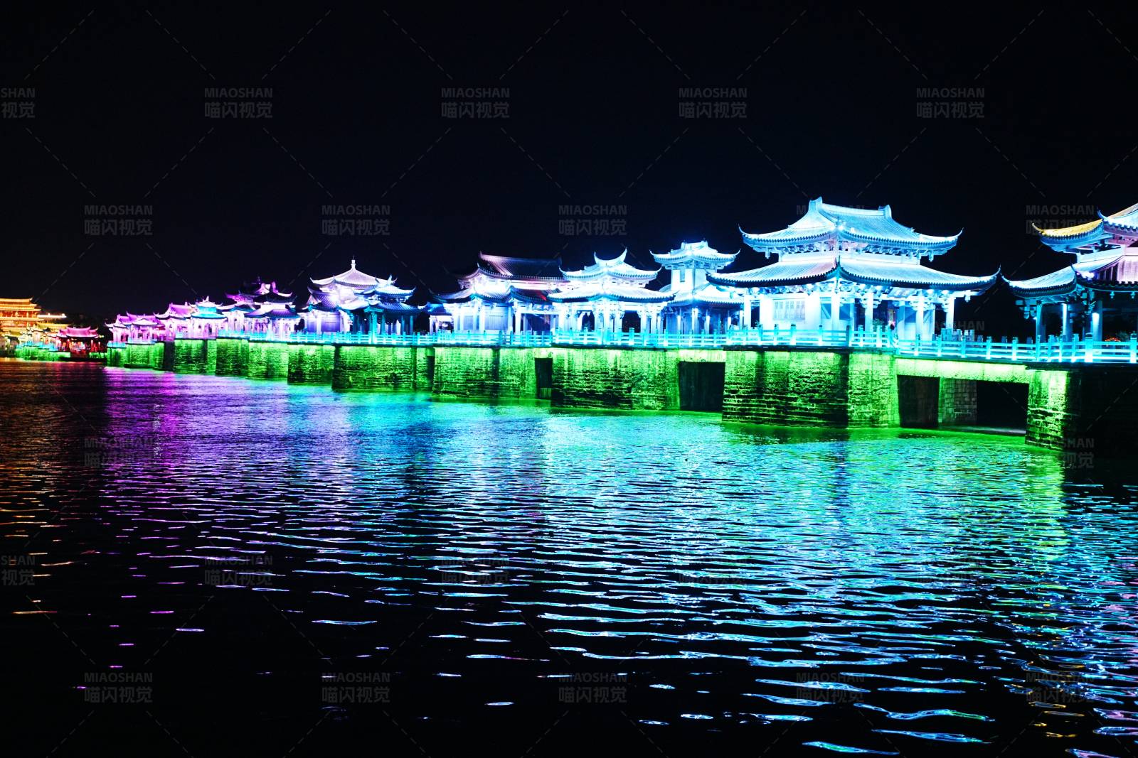 夜色中的霓虹古桥图片