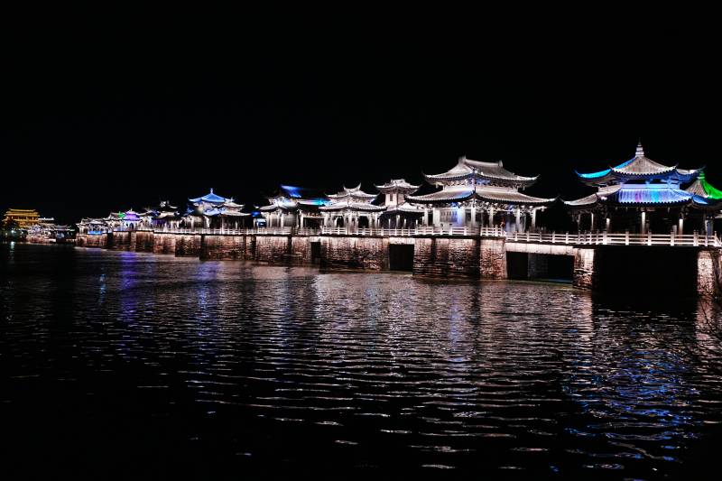 夜色中的水上古建筑图片