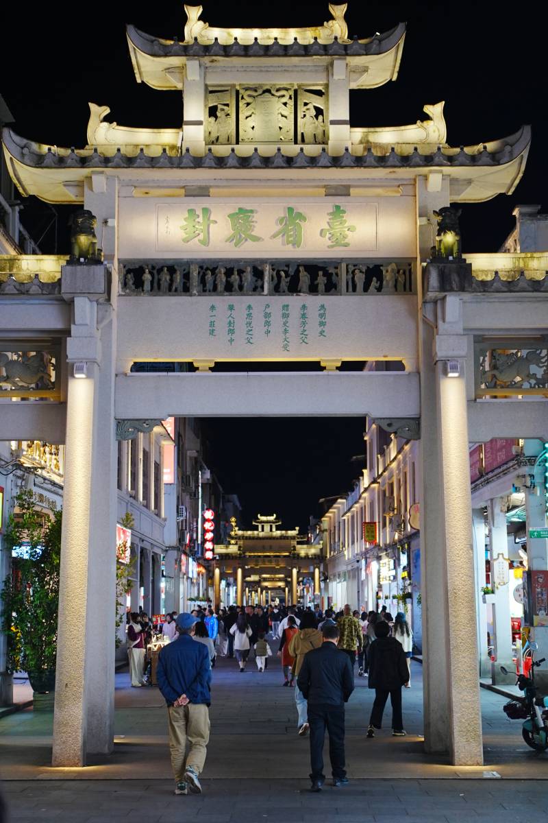 夜游古城门图片