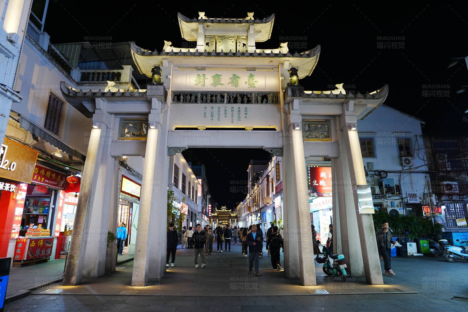 夜幕下的古城门图片