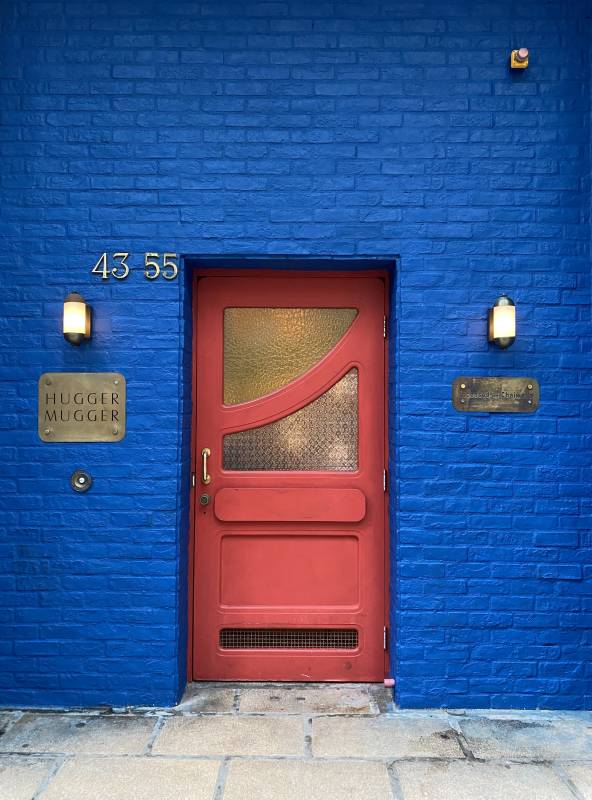 蓝色墙壁的红色门图片