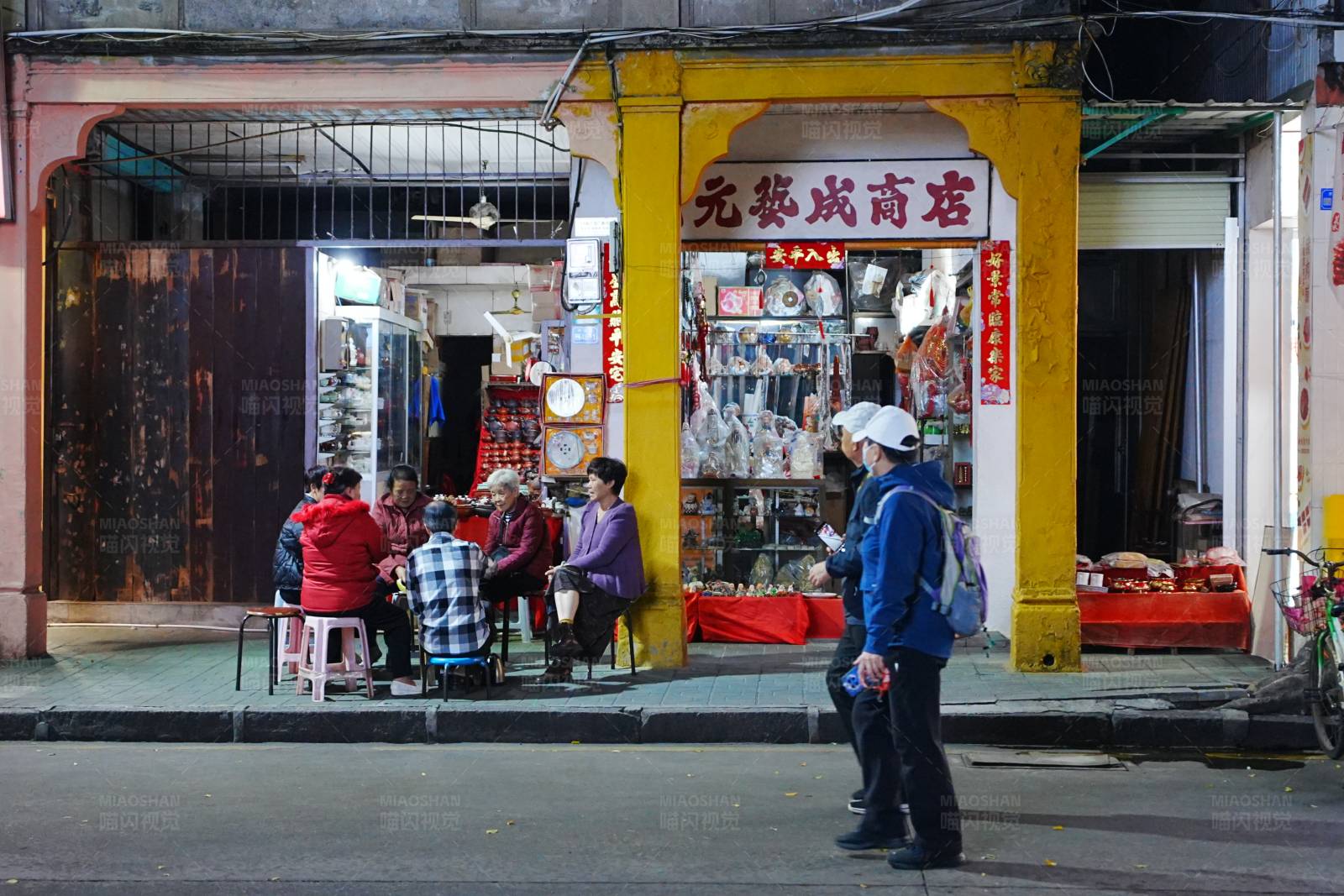 街角小店夜景图片
