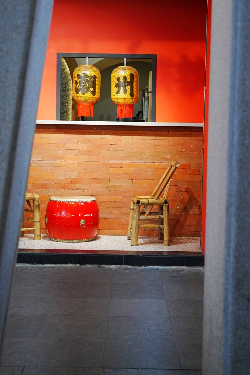 红墙竹椅灯笼景图片