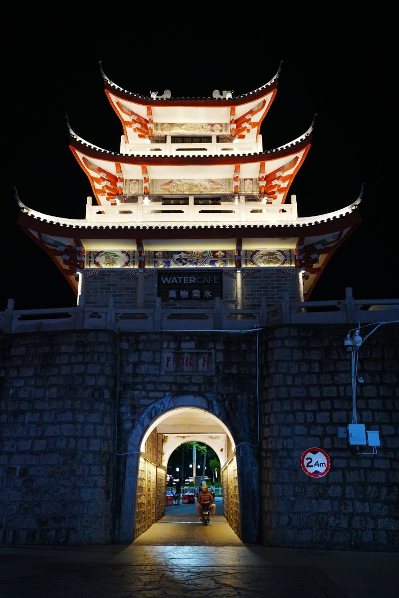 夜色古城门图片