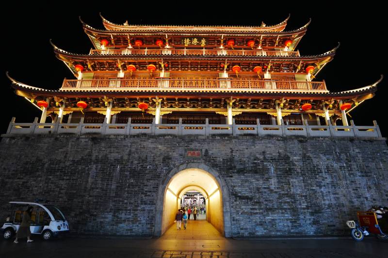 古城夜景 灯火辉煌图片