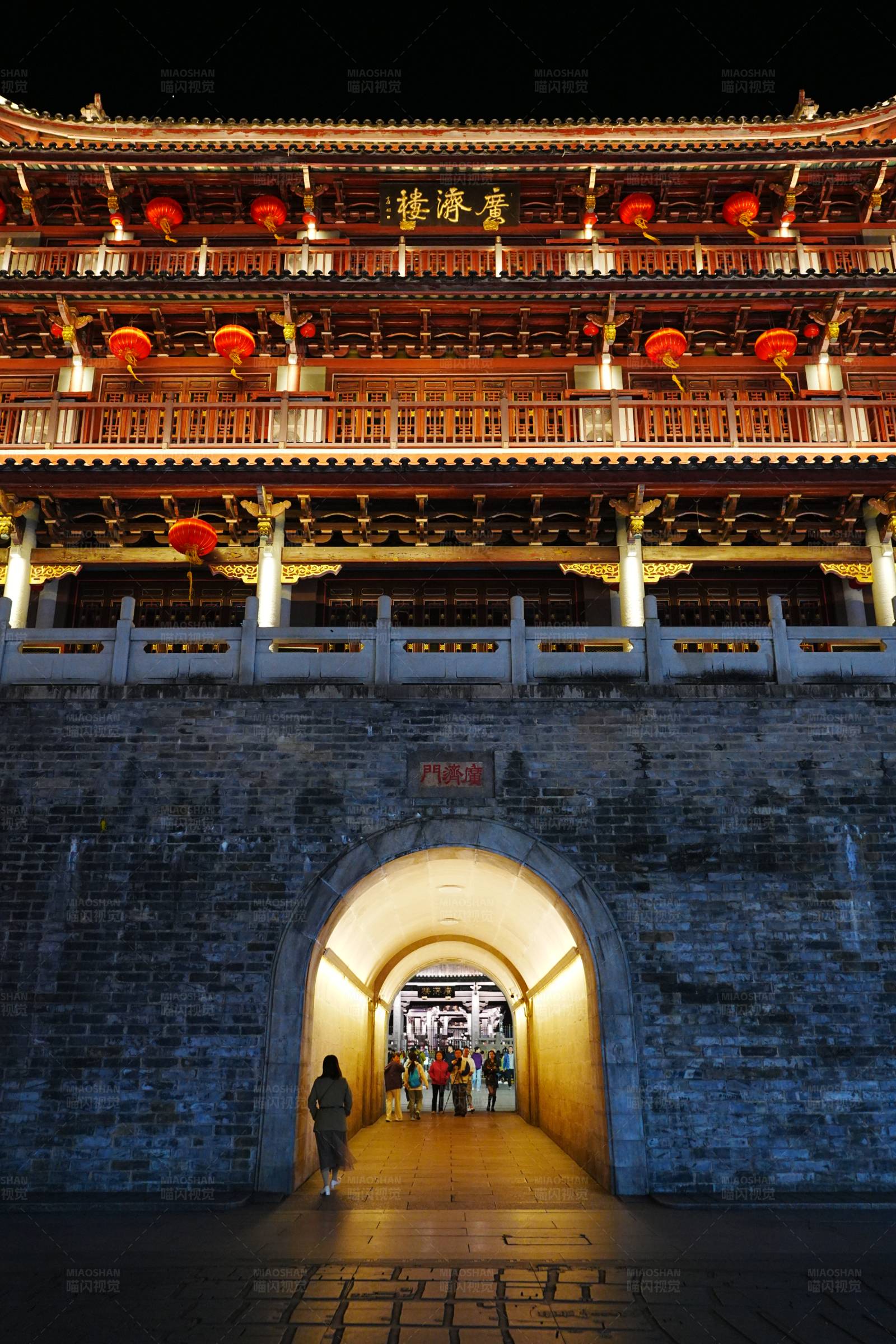 古城夜景 古楼红灯图片