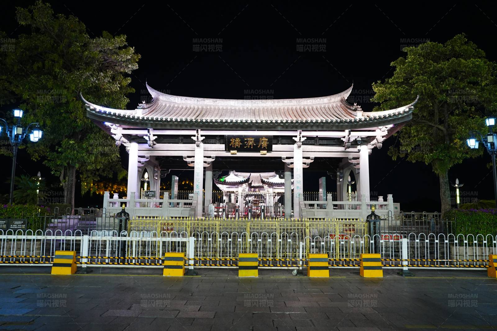 夜色中的古建筑图片