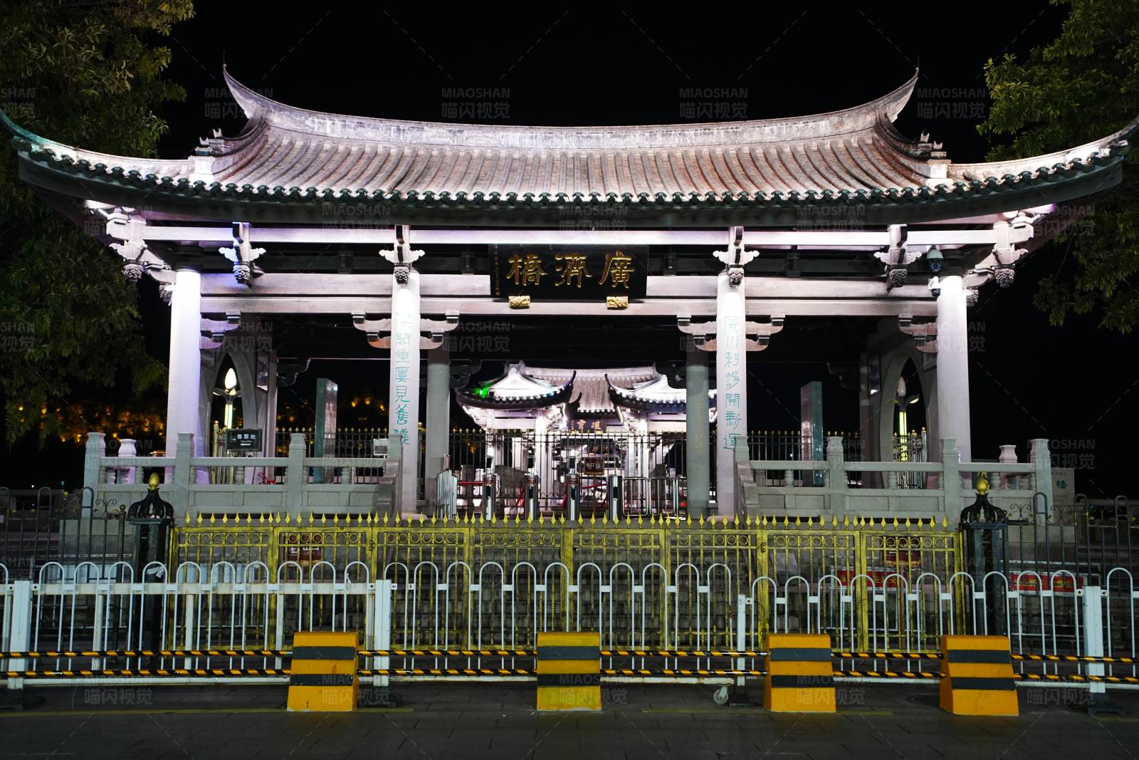 夜晚的古建筑图片