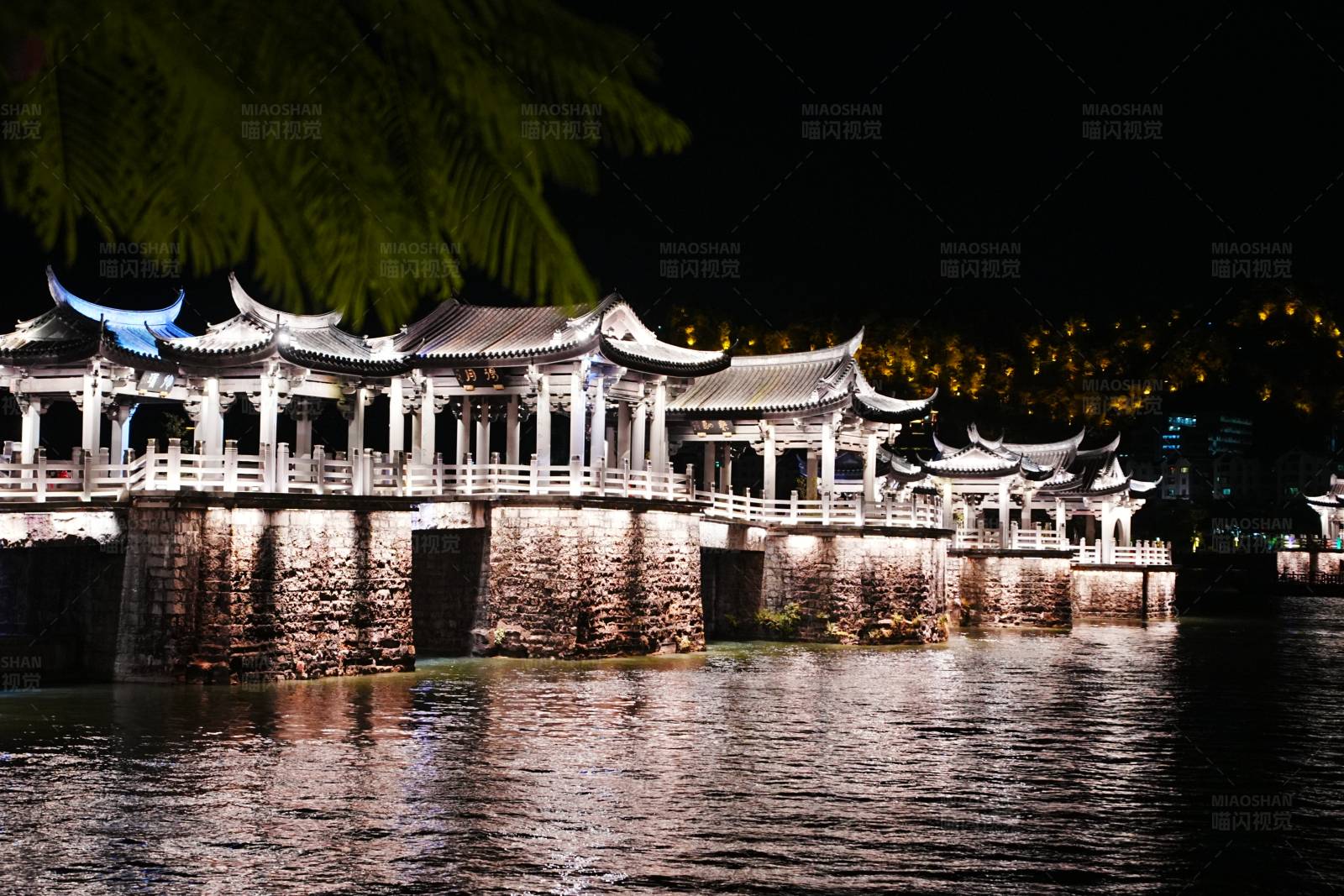 夜色中的古桥图片