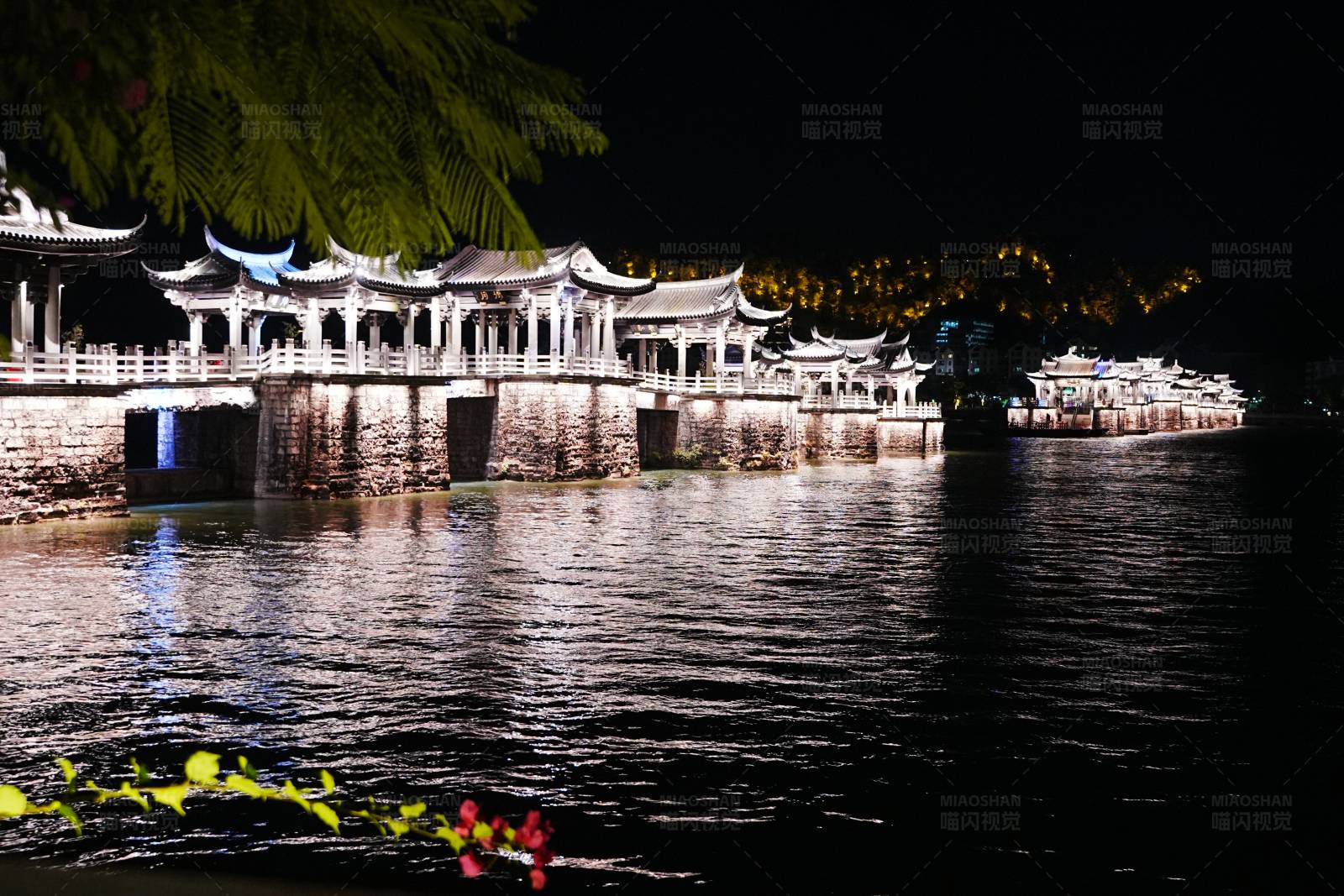 夜色中的古桥图片