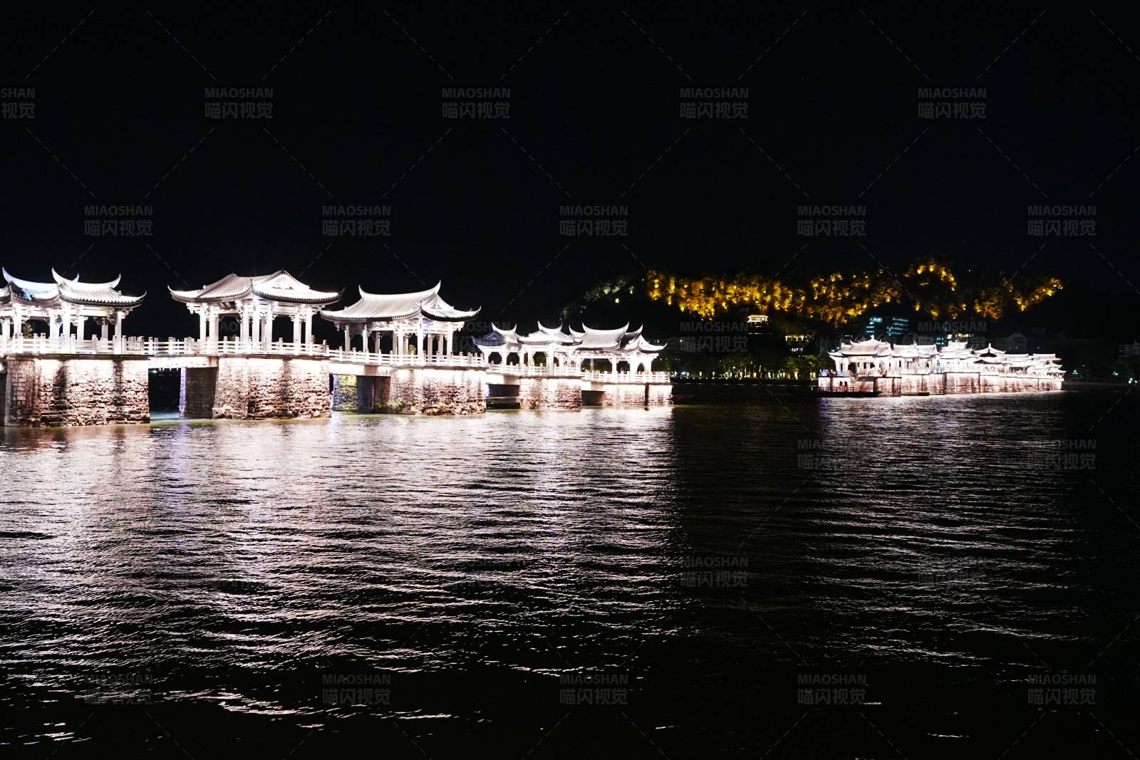 夜色中的水上古建筑图片