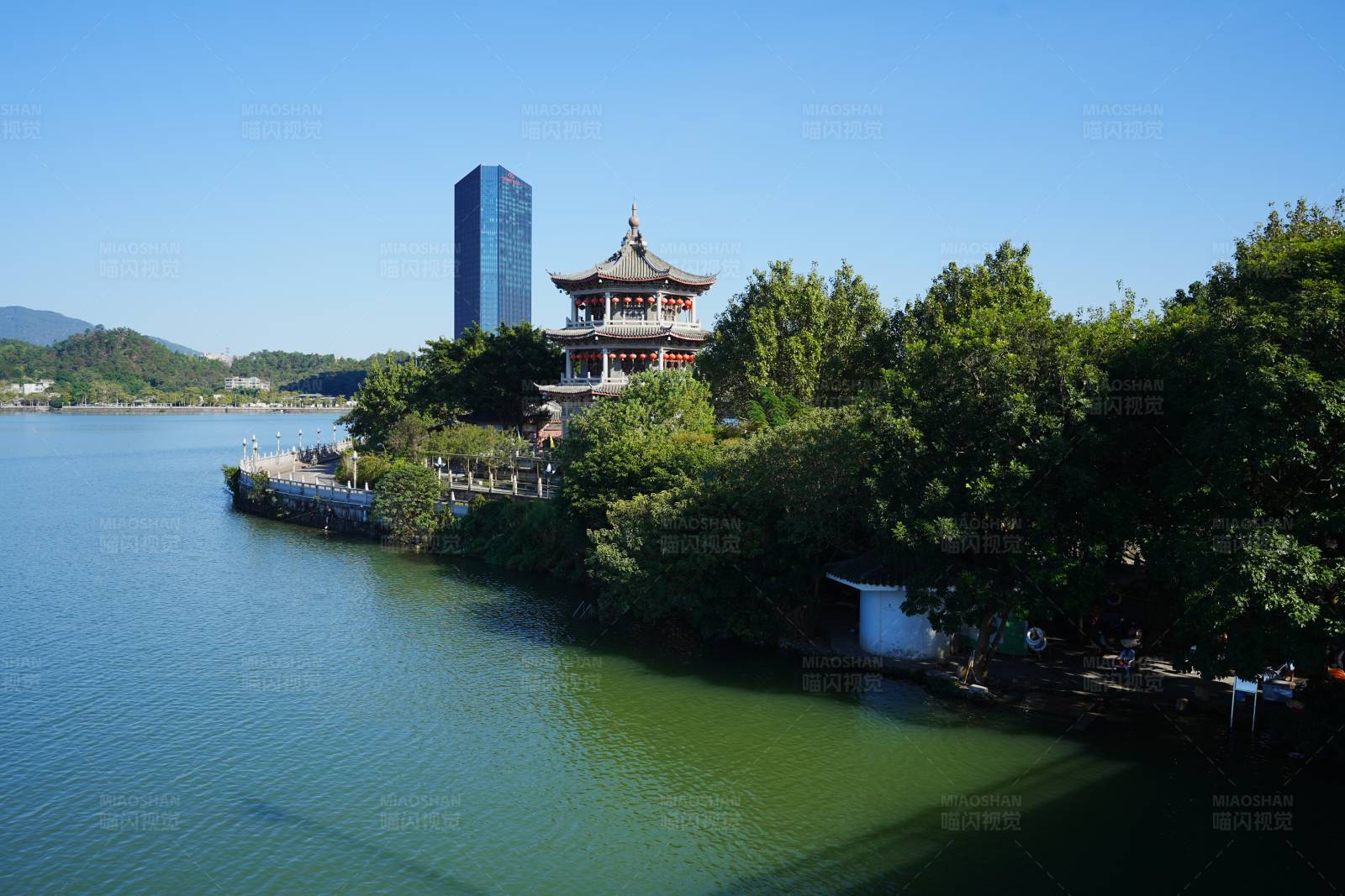 湖畔古塔与现代建筑图片