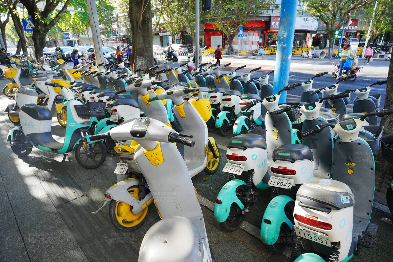 城市街头的电动车停放图片