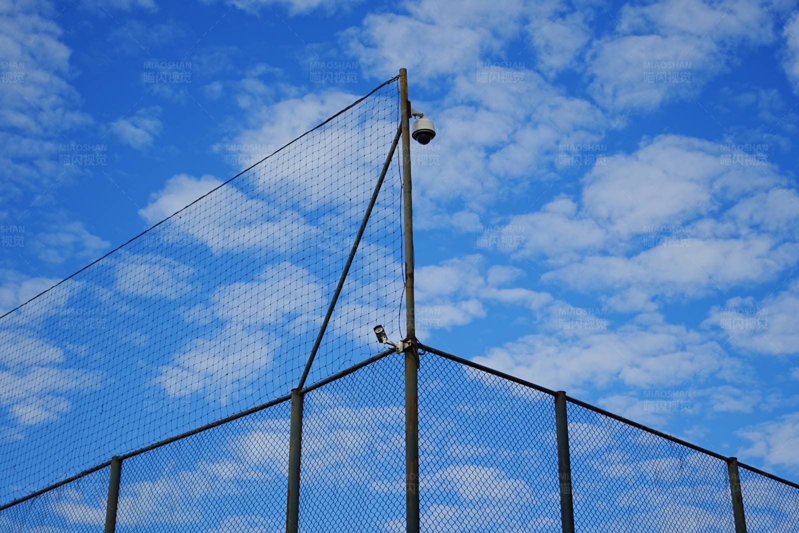 网球场上的天空图片