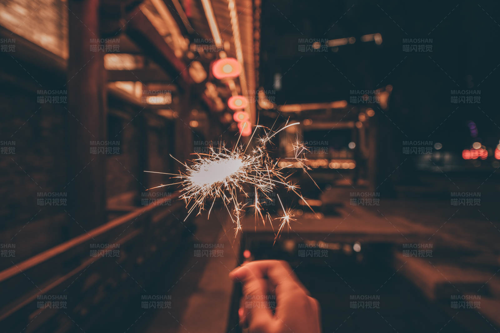 夜色中的火花图片