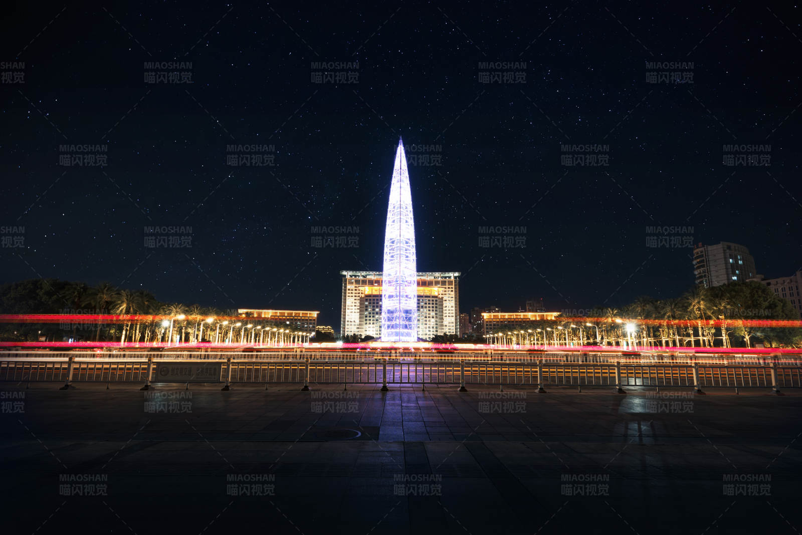 夜空下的城市地标图片