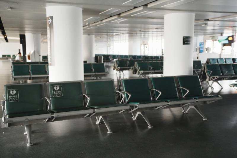 机场候机区的空座位图片