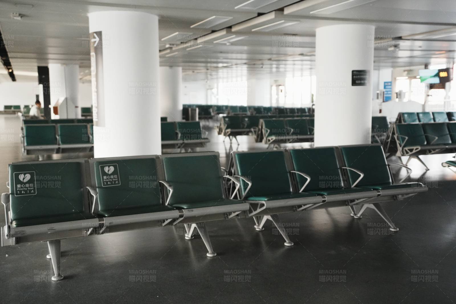 机场候机区的空座位图片