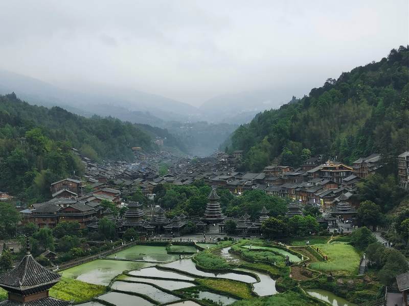 山谷中的古村落图片