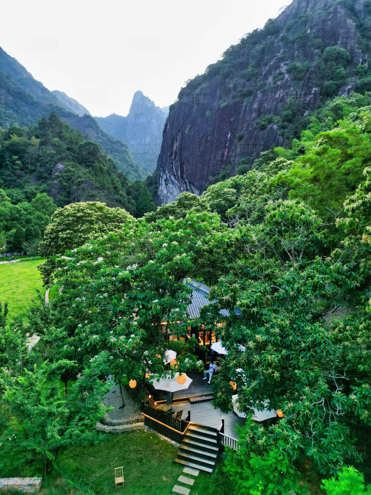 山谷中的隐秘茶亭图片