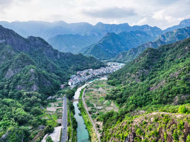 山谷中的村庄图片