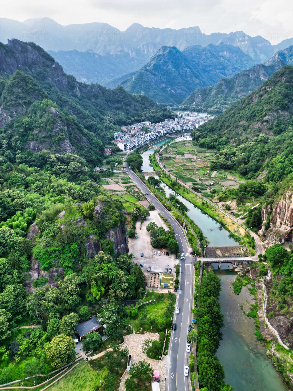 山谷中的村庄图片