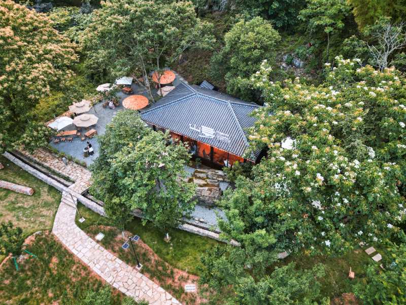 山间古宅俯瞰图图片