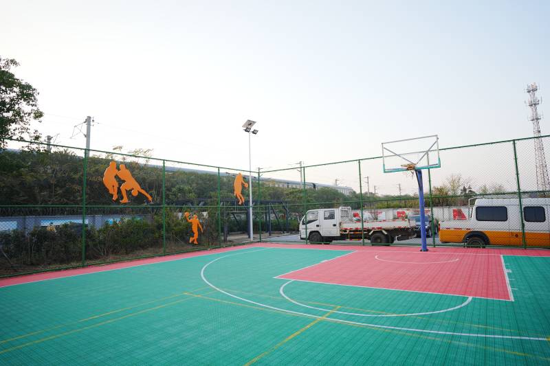户外篮球场图片