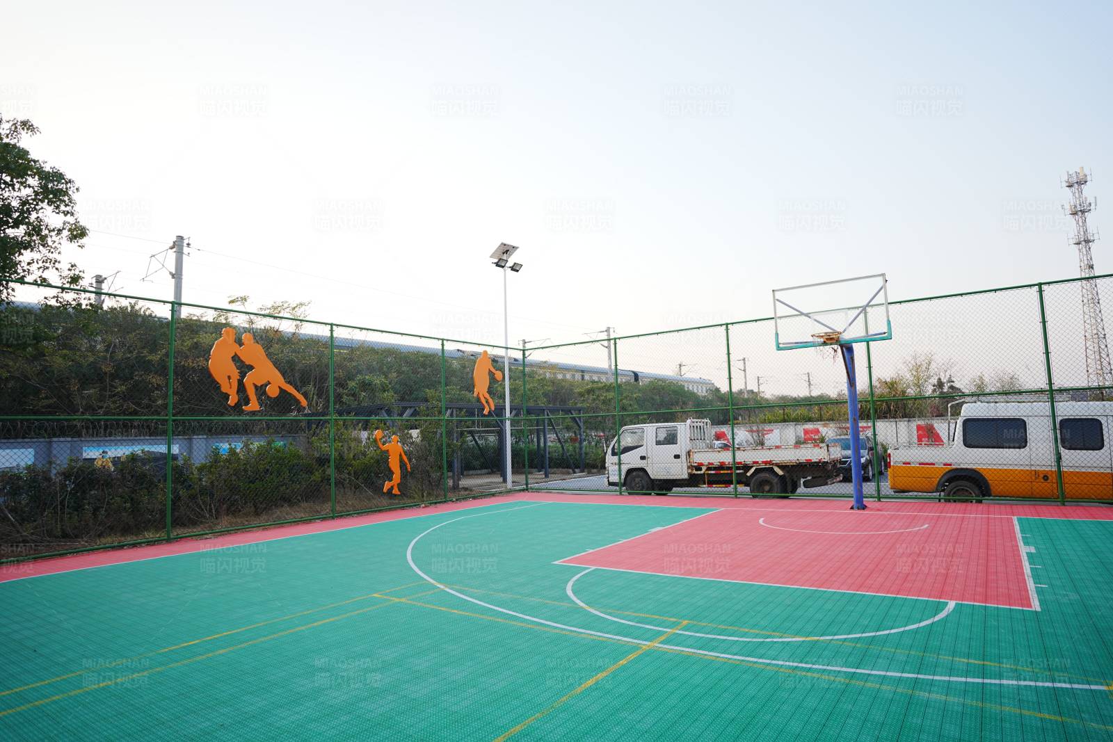 户外篮球场图片