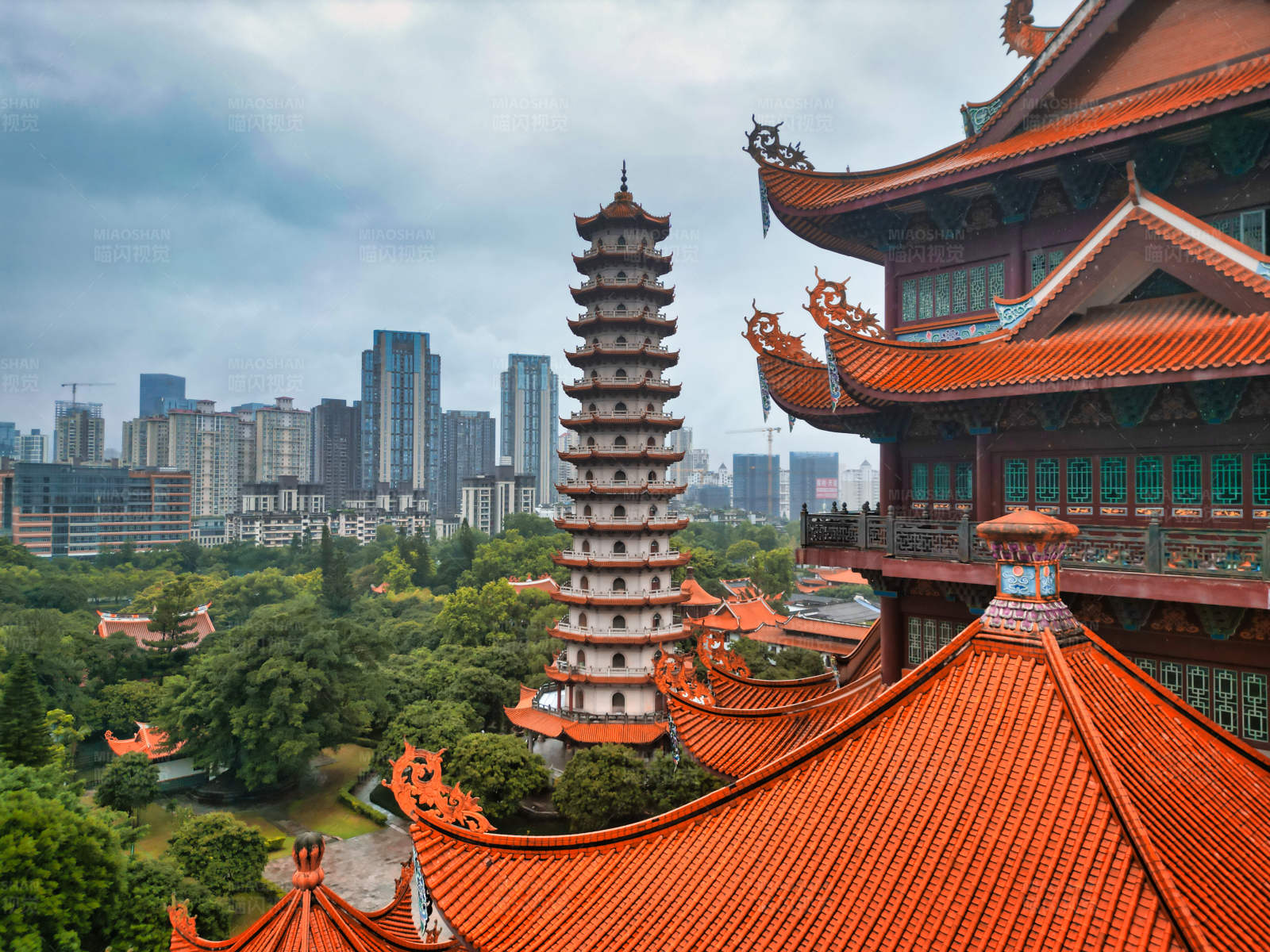 古塔与现代城市的对比图片