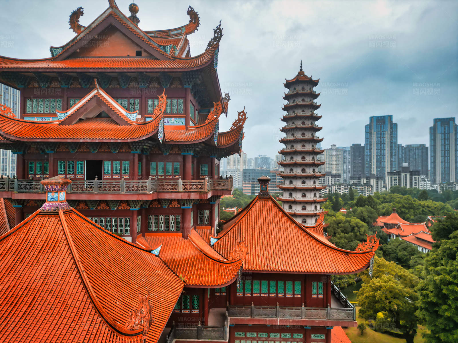 古塔红墙映现代都市图片