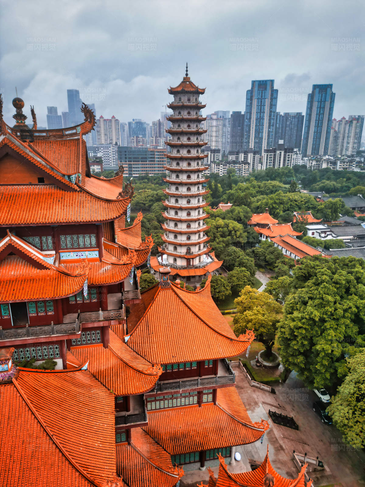 古塔与现代城市的对比图片