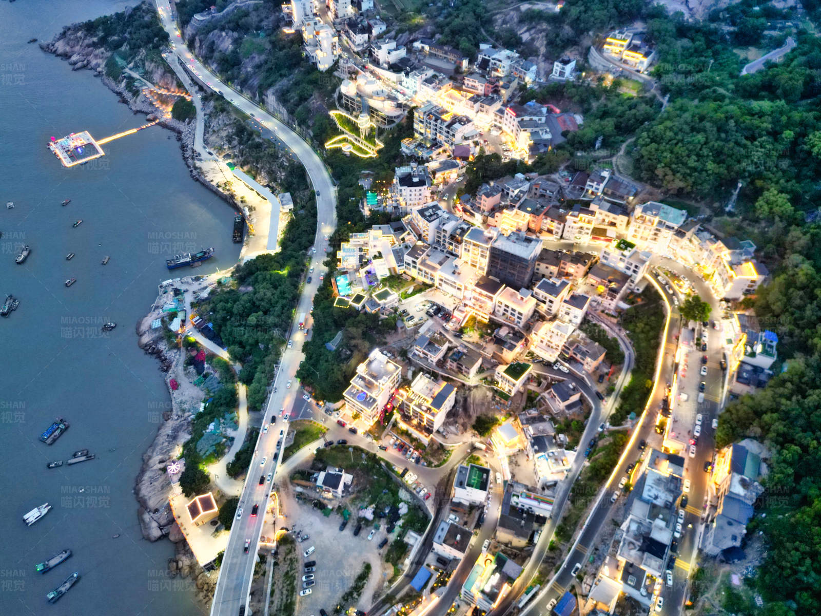海滨城市的夜景图片