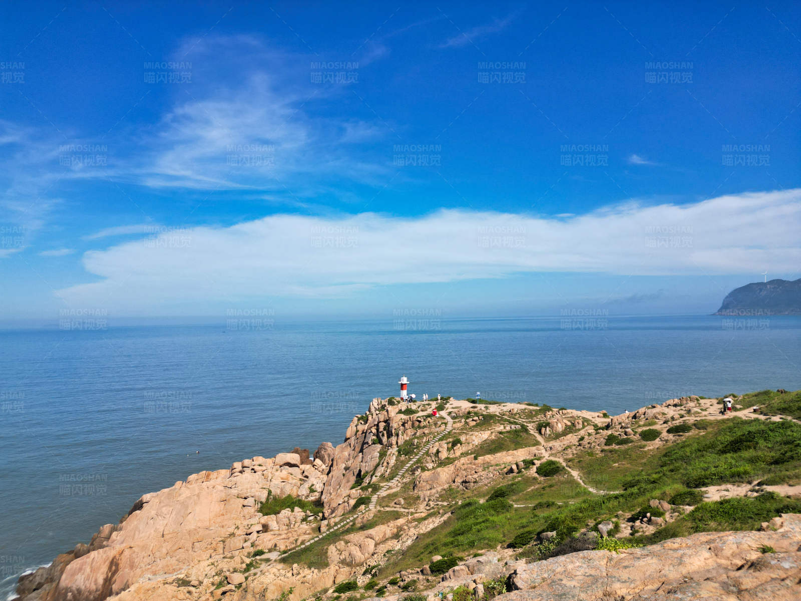 海边悬崖上的灯塔图片