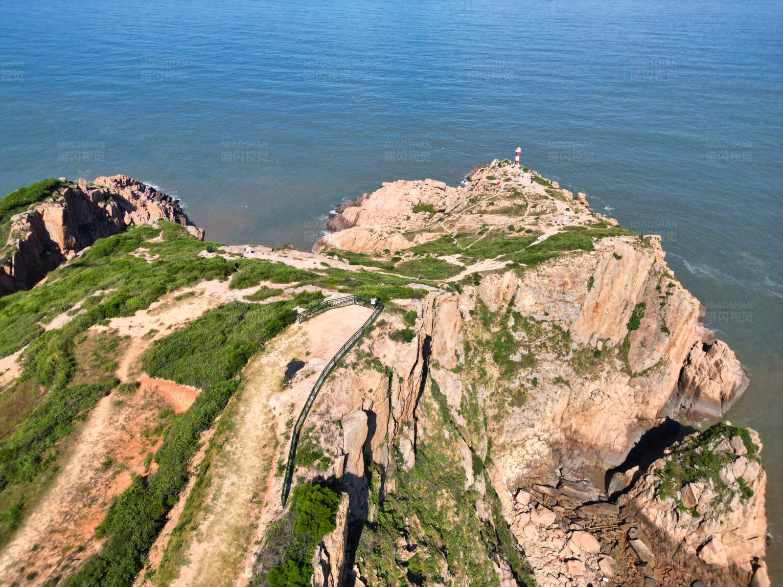 悬崖灯塔俯瞰海景图片