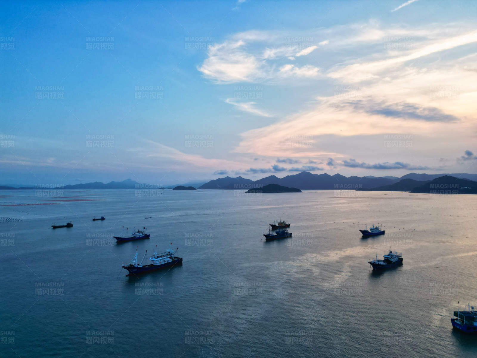 海上夕阳船影图片