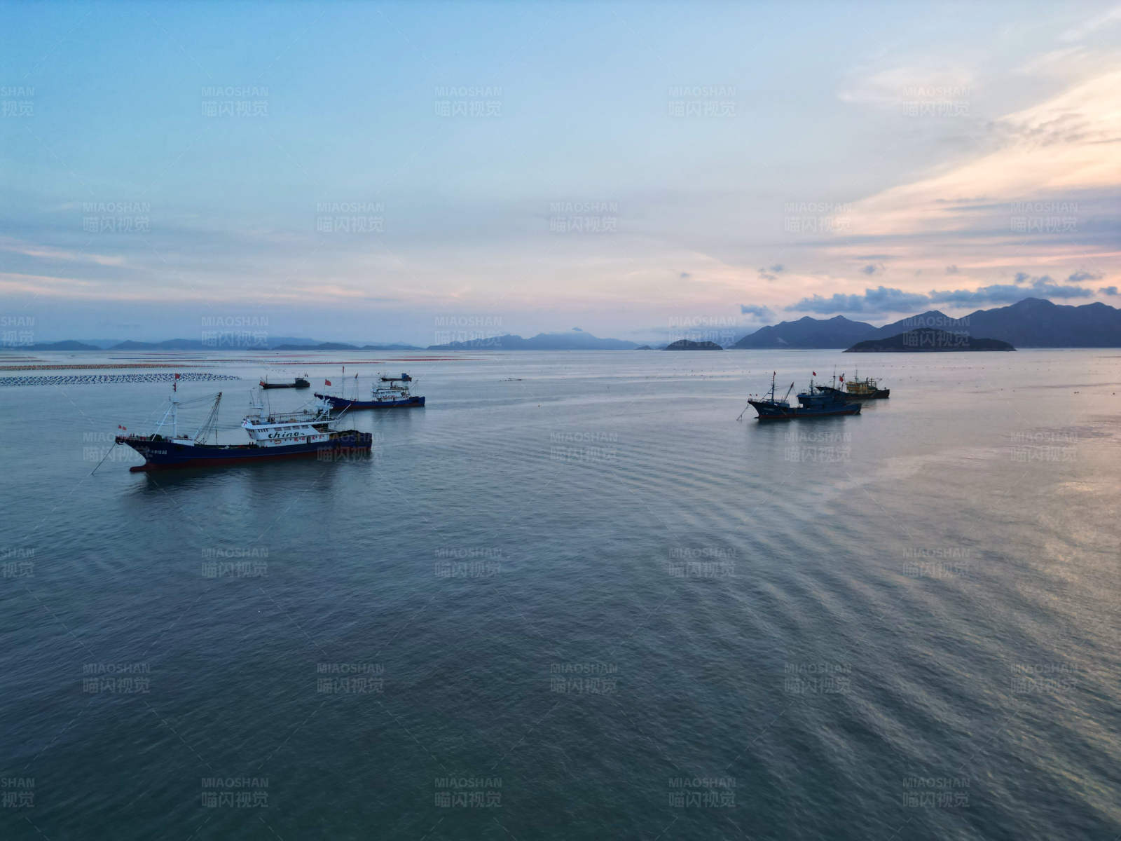 海上黄昏渔船静谧美景图片