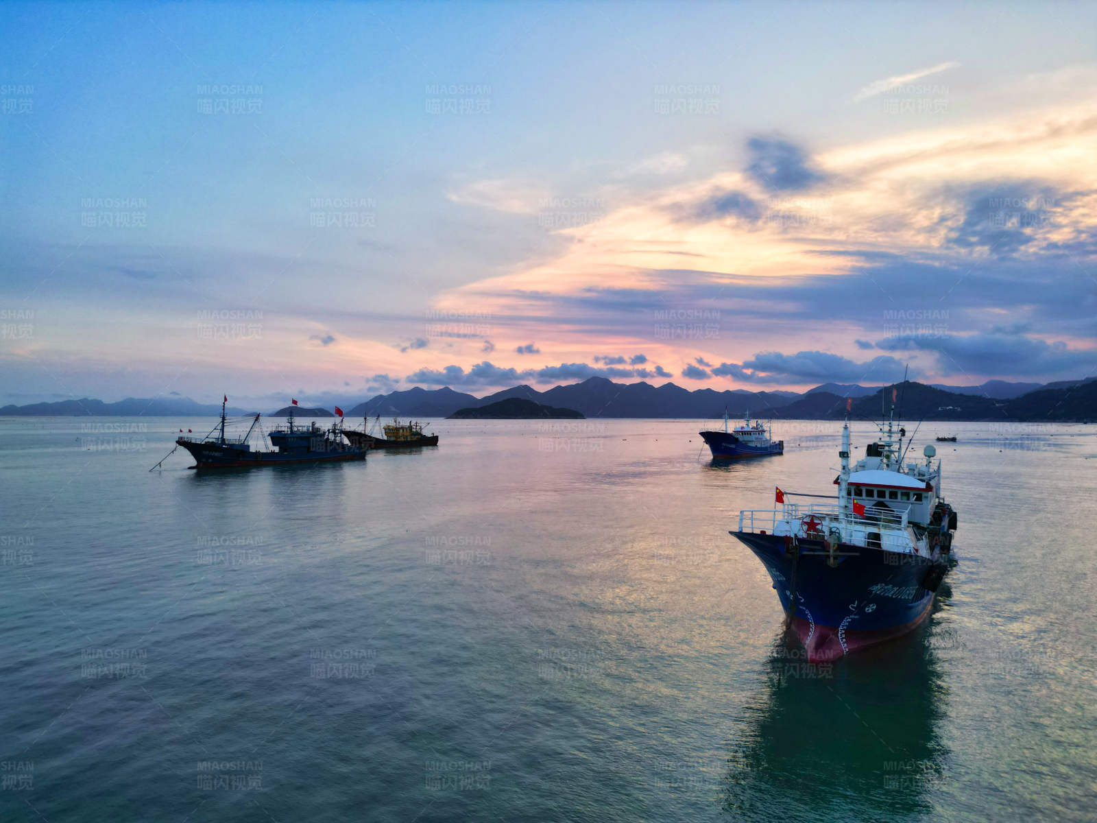 海上夕阳渔船图图片