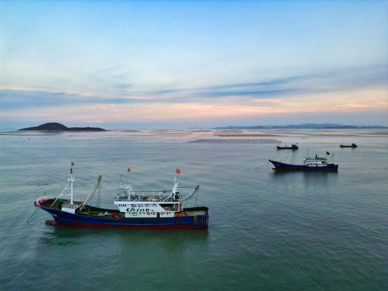 海上渔船黄昏时分图片