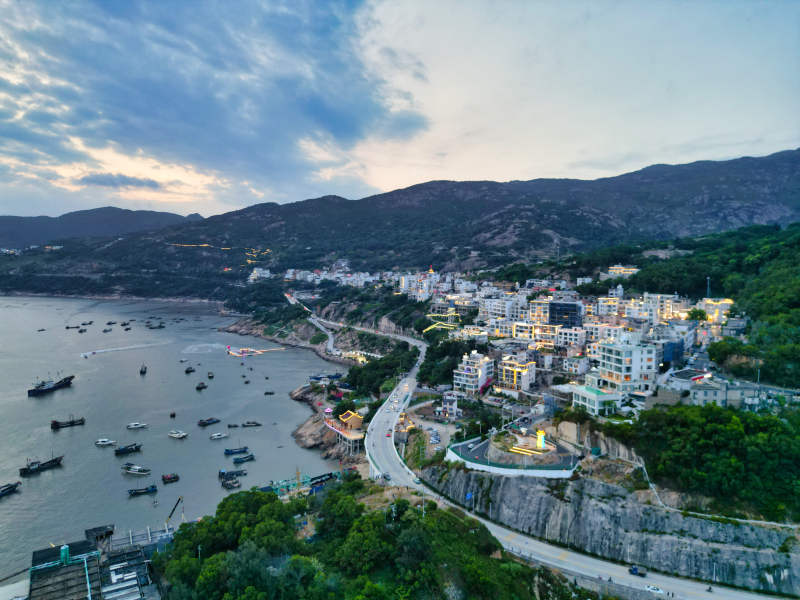 海滨小镇夜景图片