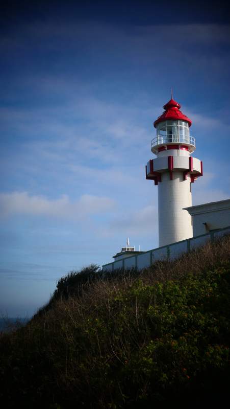 悬崖上的灯塔图片