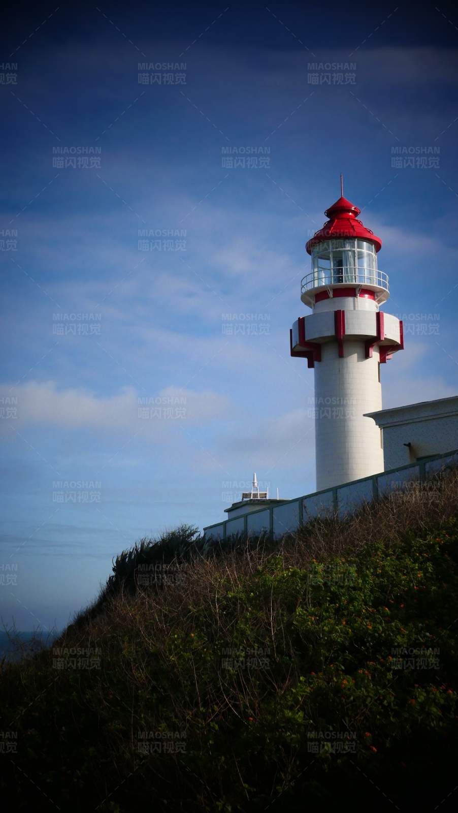 悬崖上的灯塔图片