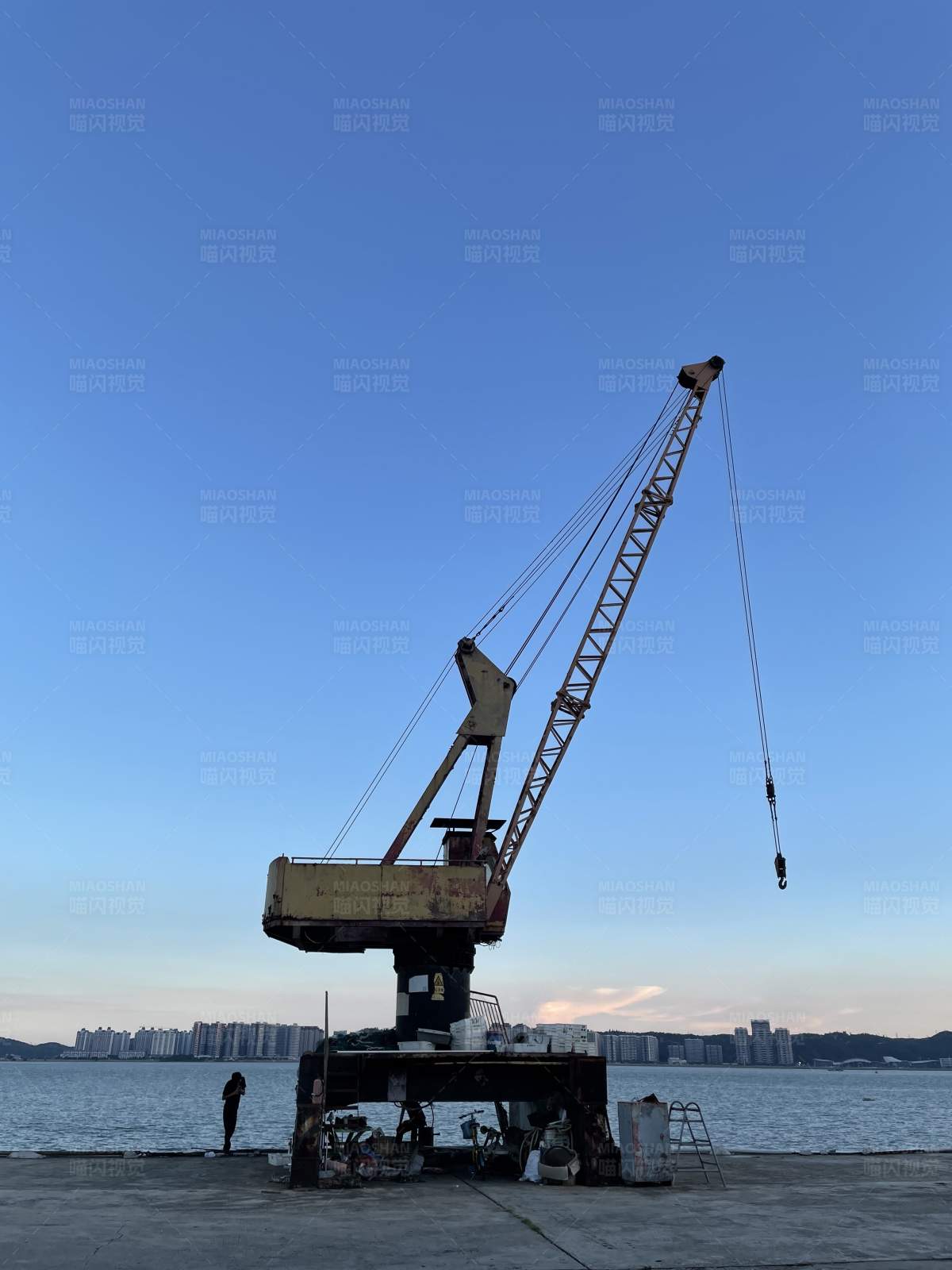 黄昏码头起重机图片