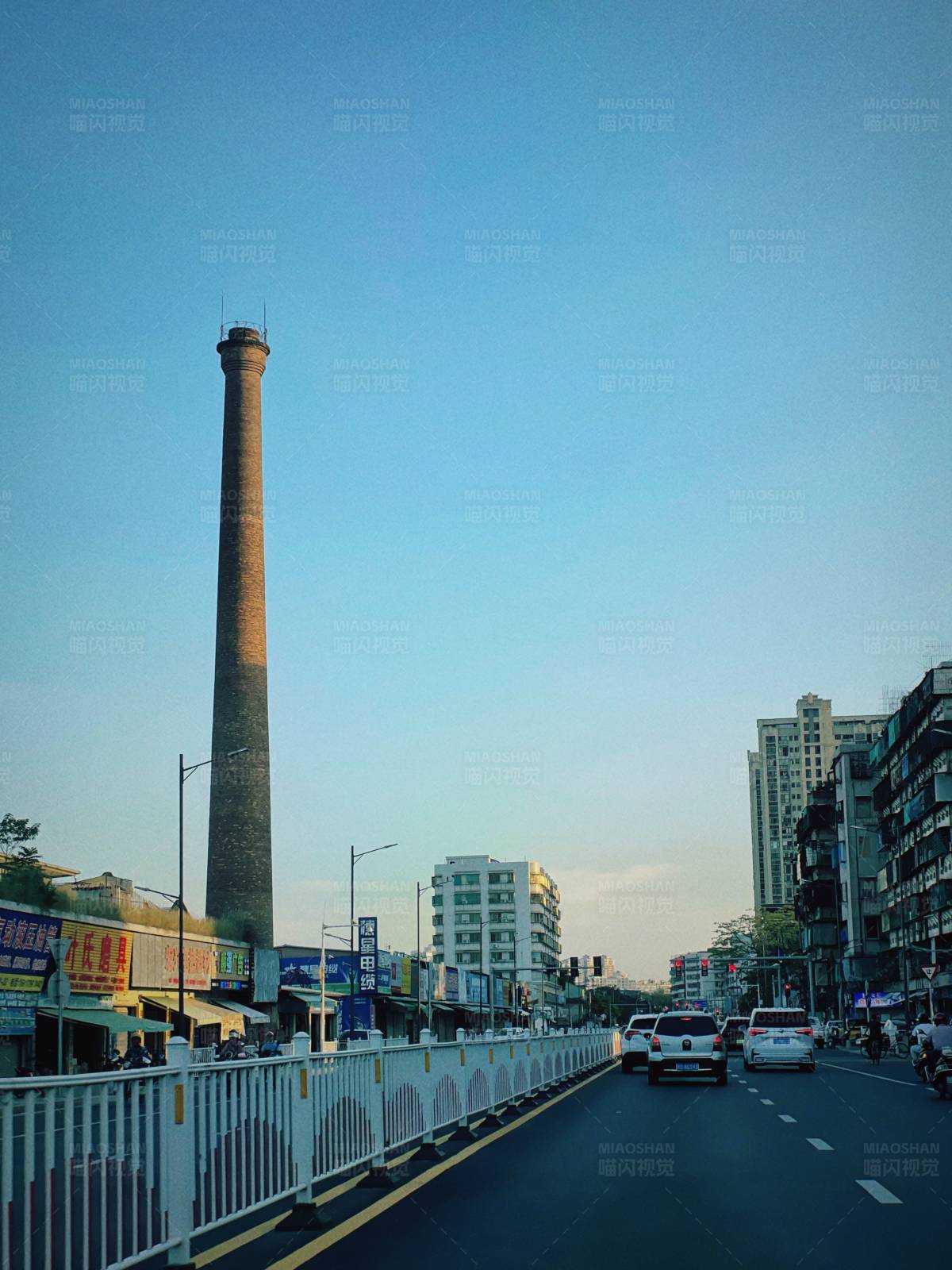 城市烟囱与街道图片