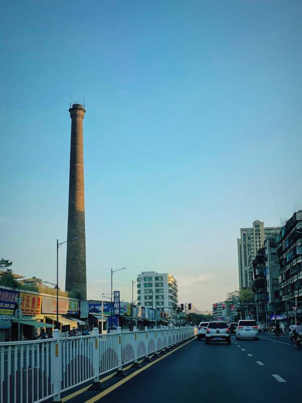 城市烟囱与街道图片