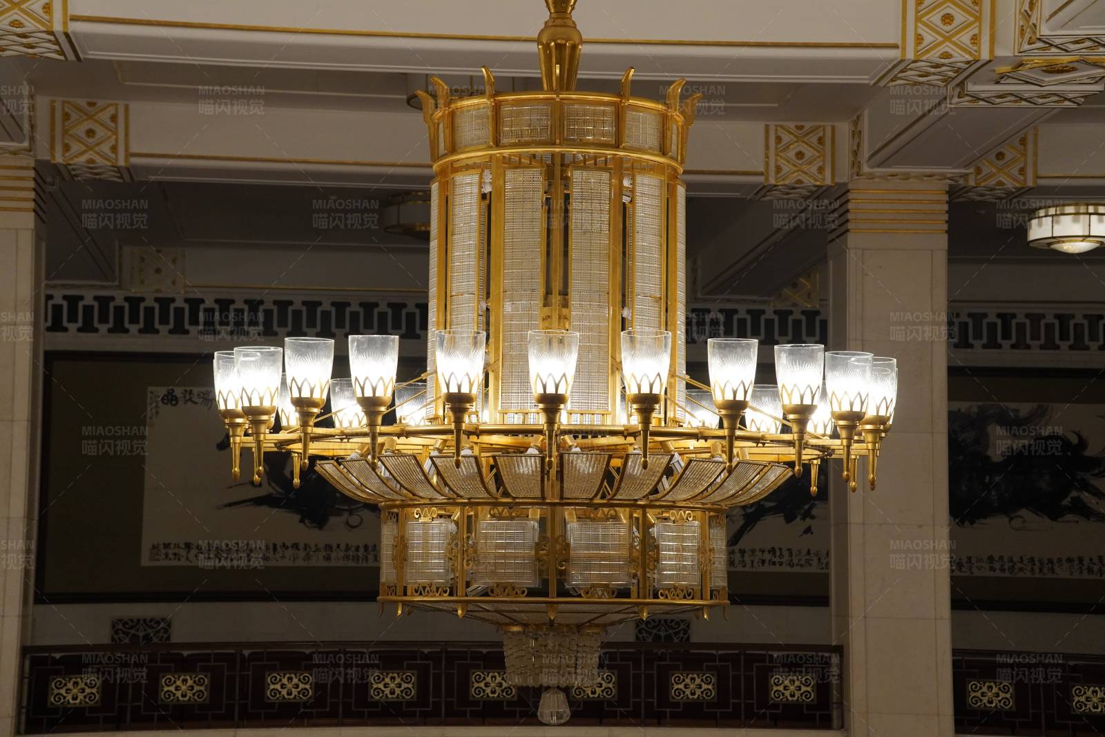 华丽金色吊灯图片