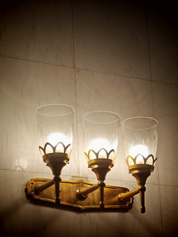 壁灯三盏 温馨照明图片