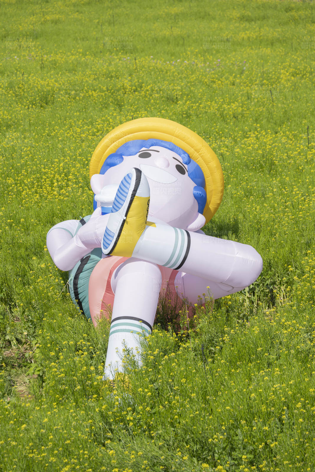 充气人偶草地悠闲时光图片