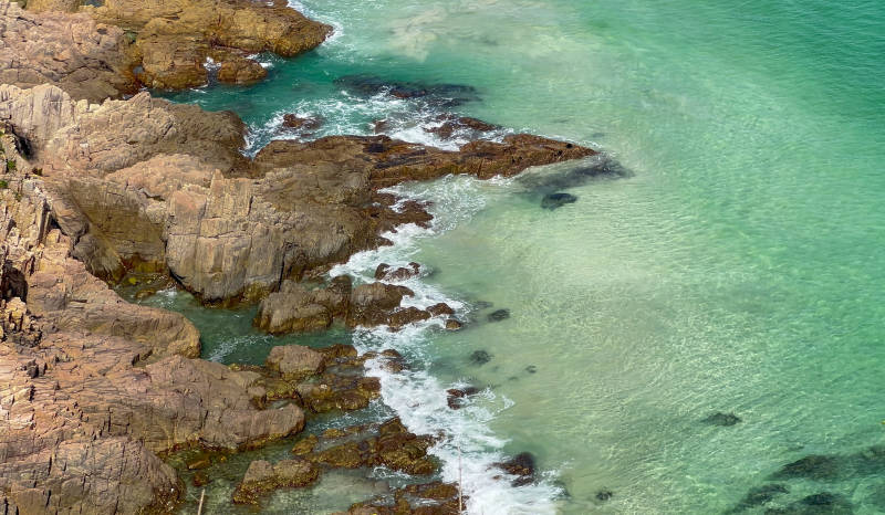 碧海岩石海岸线图片